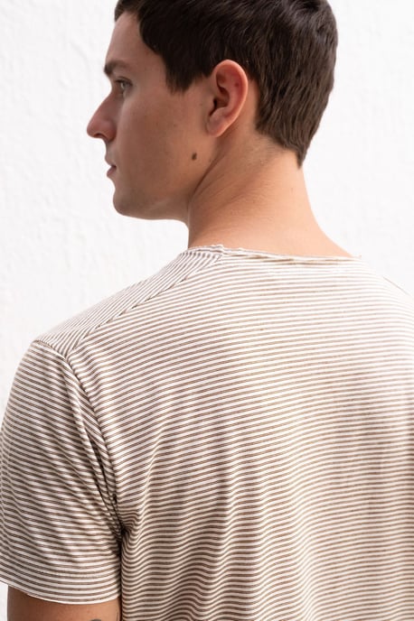 Randig rundhalsad t-shirt med broderi - Image 2