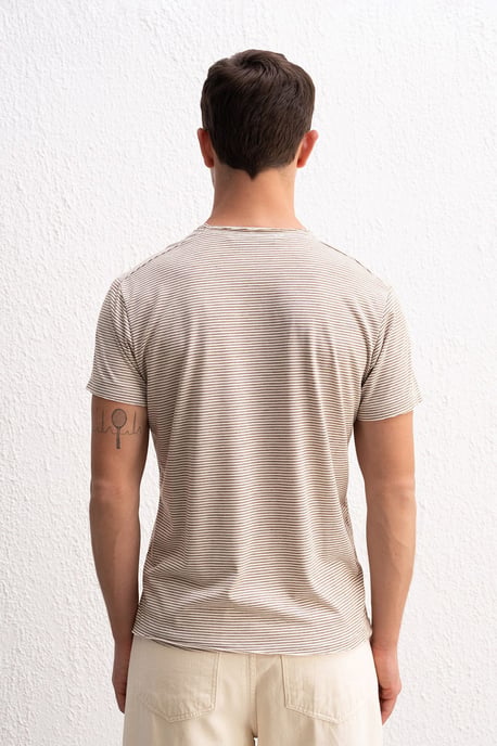 Randig rundhalsad t-shirt med broderi - Image 5