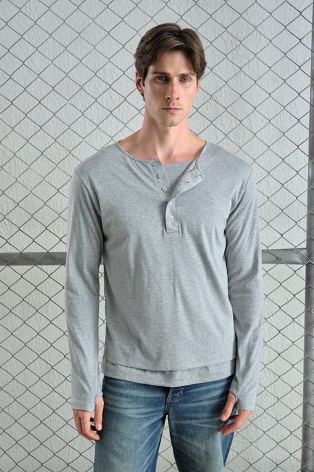 Långärmad T-shirt med knäppkrage, bekväm passform - Image 1