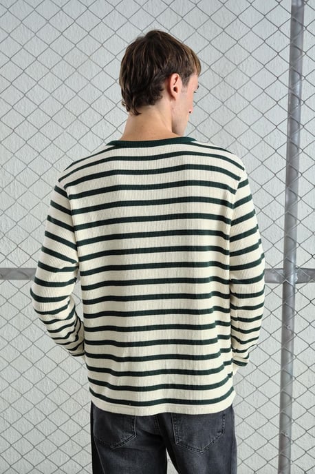 Randig långärmad t-shirt med rund hals och knappdetalj - Image 3