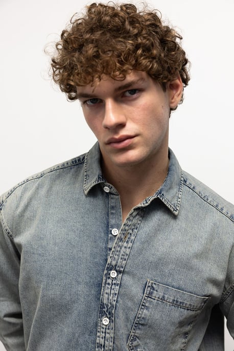 Regular fit denimknäppt skjorta med ficka - Image 2