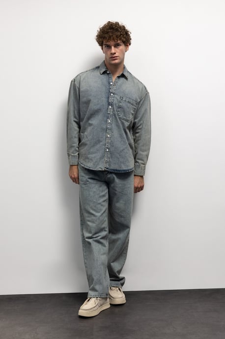 Regular fit denimknäppt skjorta med ficka - Image 3