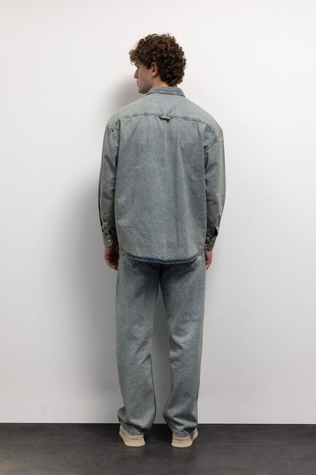 Regular fit denimknäppt skjorta med ficka - Image 4