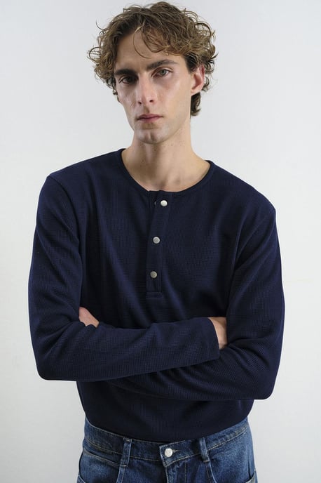 Långärmad t-shirt med knappkrage - Image 6