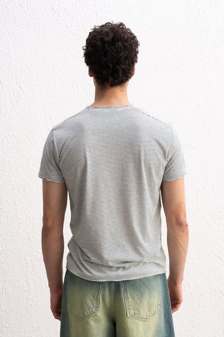 Broderad Randig T-shirt med Rundad Hals - Image 2