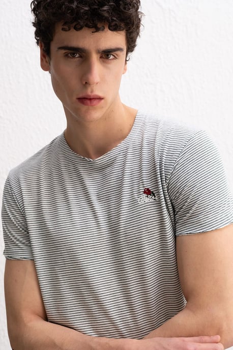 Broderad Randig T-shirt med Rundad Hals - Image 5