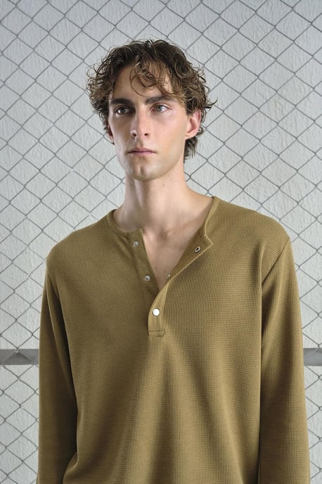Comfort Fit Långärmad T-shirt med Knappkrage - Image 5