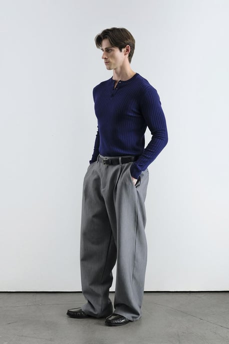 Slim Fit Knapplångärmad T-shirt - Image 1