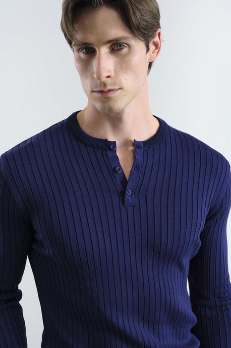 Slim Fit Knapplångärmad T-shirt - Image 3