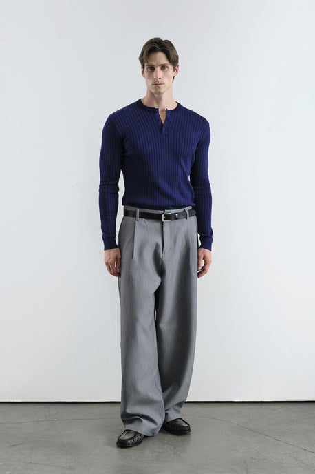 Slim Fit Knapplångärmad T-shirt - Image 4