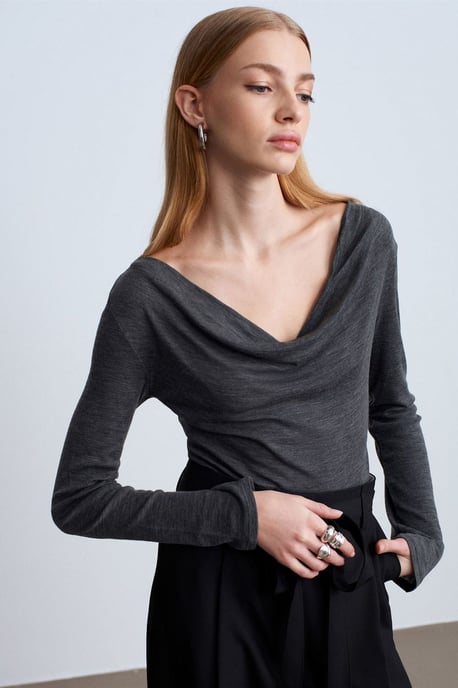 Tajta Ullstickade Blus med Cowl Neck - Image 1