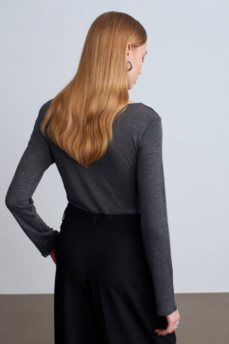 Tajta Ullstickade Blus med Cowl Neck - Image 2