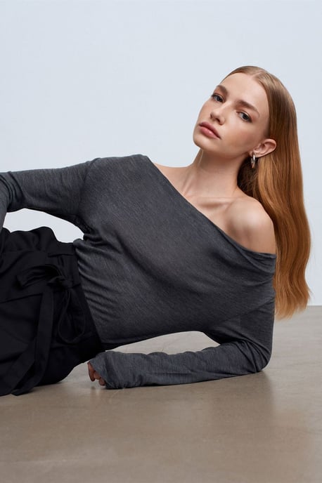 Tajta Ullstickade Blus med Cowl Neck - Image 3