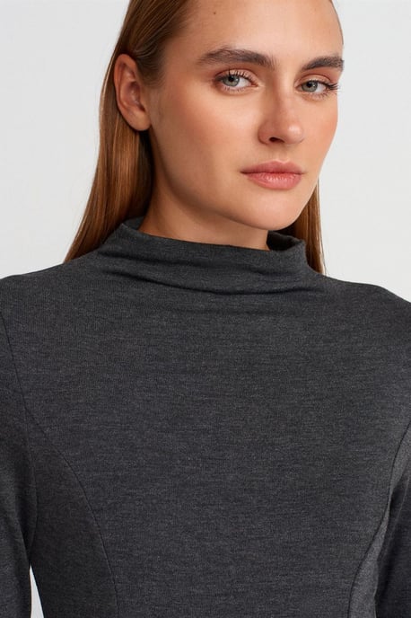 Fitted Half-Turtleneck Peplum Blouse - Image 3