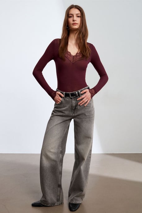 Slim Fit V-Hals Kant Blouse - Image 1