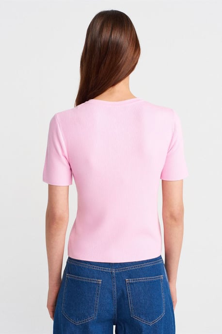 Ribbad stickad blus med knappdetaljer - Image 2