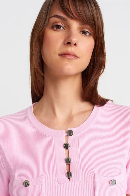 Ribbad stickad blus med knappdetaljer - Image 3