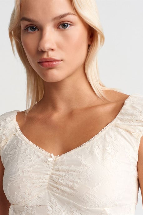 Women's Cropped Lace Fitted Top - Image 3