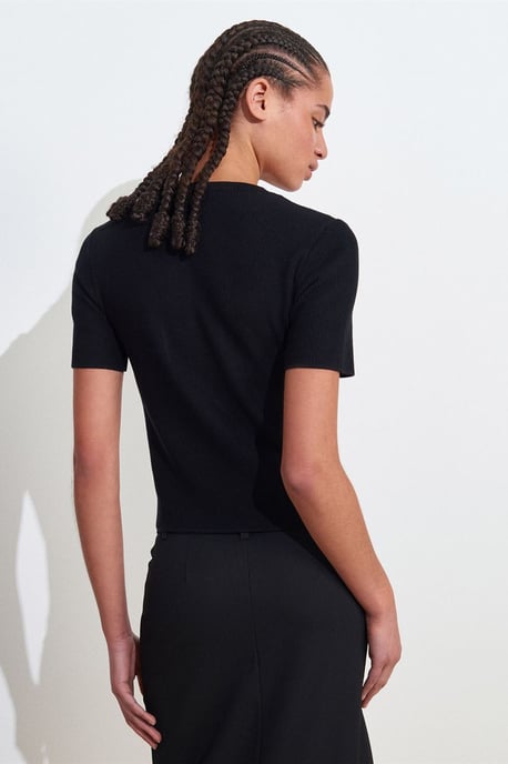 Ribbad stickad blus med knapppdetaljer - Image 2