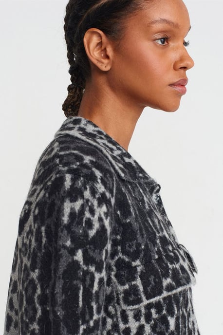 Leopard Jacquard Knapp Cardigan - Image 4