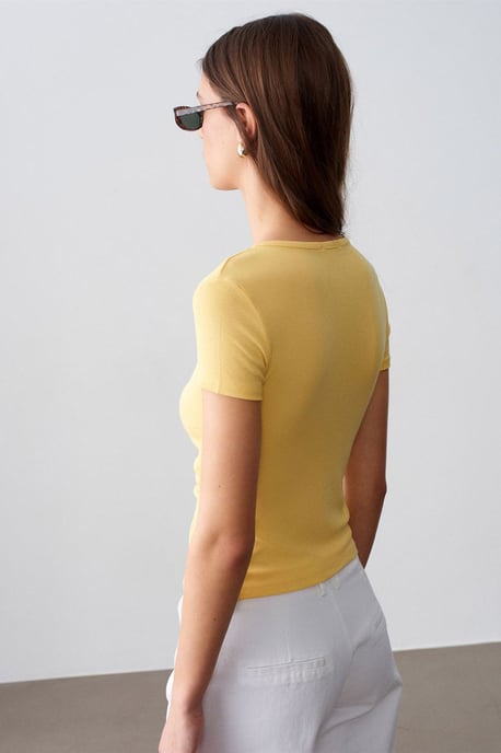 Slimmad passform V-ringad blus med knappar - Image 2
