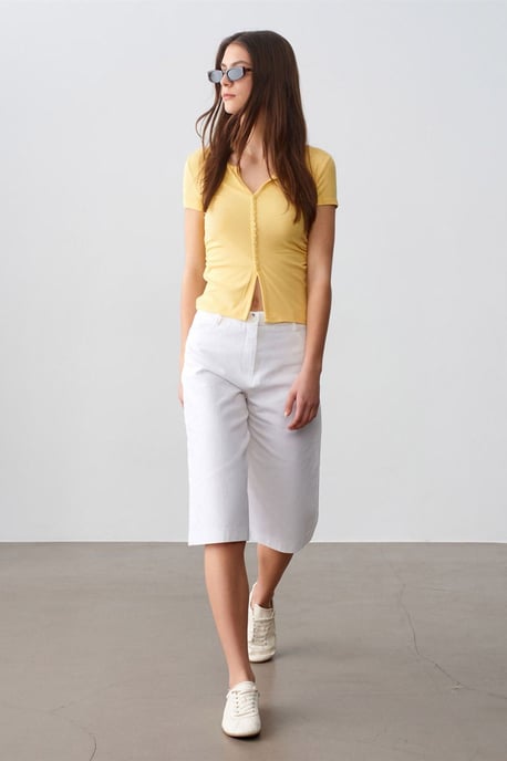 Slimmad passform V-ringad blus med knappar - Image 4