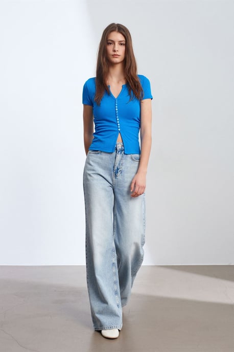 Slim Fit V-ringad Blus med Knappar - Image 4