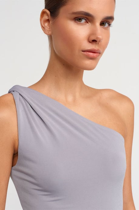 Asymmetrische Midi Bodycon Jurk met Één Mouw - Image 4