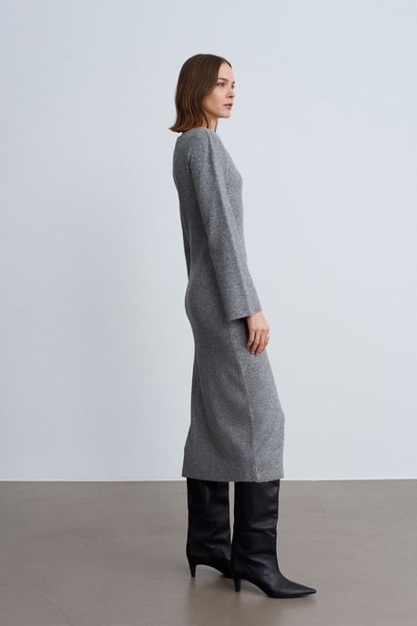 Ribbad Bodycon Midi Klänning med Slits - Image 4
