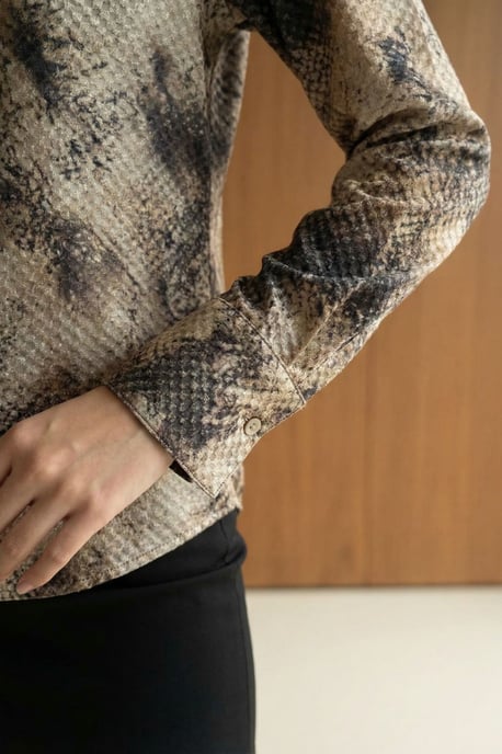 Satinblus med ormskinnstryck - Image 6