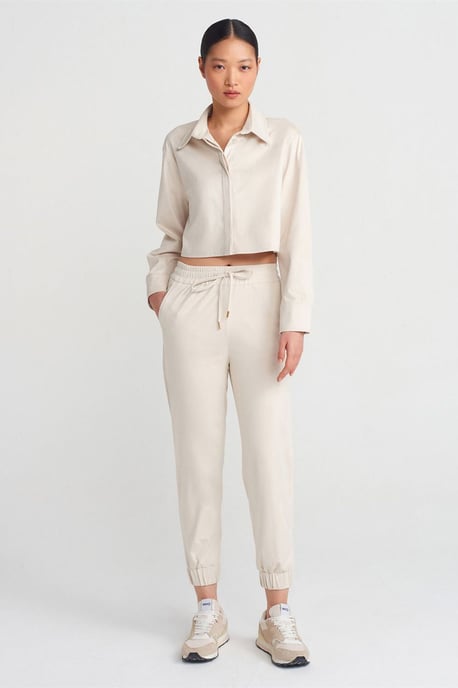 Dames Cropped Faux Suède Knopen Shirt - Image 3