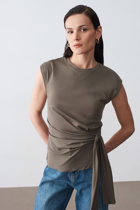 Dames Mouwloze Katoenen T-shirt met Crew Neck en Strikdetail - Image 3