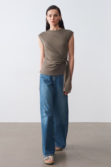 Dames Mouwloze Katoenen T-shirt met Crew Neck en Strikdetail - Image 4