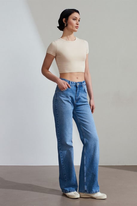 Dames Crop Slim-Fit Crew Neck T-Shirt - Image 4
