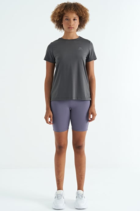 Women's relaxed crew neck T-shirt with side slits - Image 3