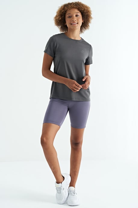 Women's relaxed crew neck T-shirt with side slits - Image 6