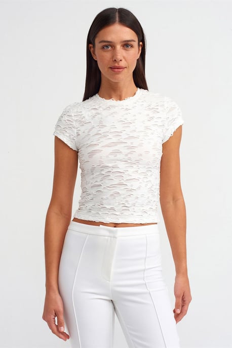 Kvinnors strukturerad cropped t-shirt med utskärningsdetalj - Image 1