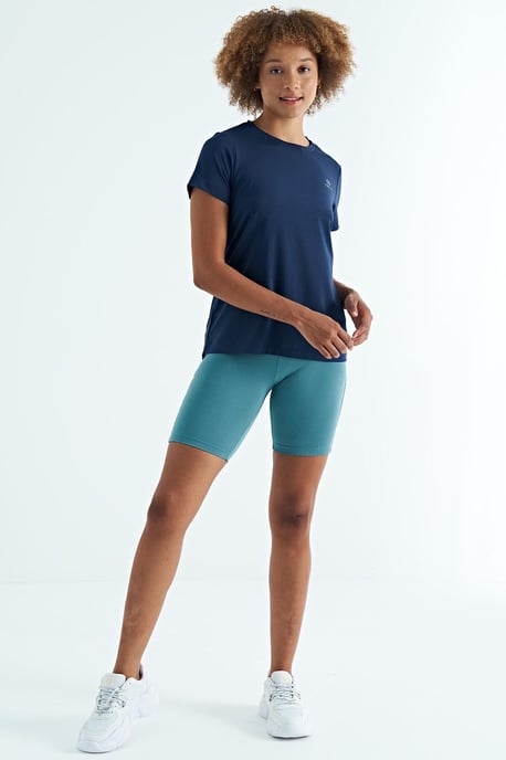 Women's relaxed crew neck T-shirt with side slits - Image 1