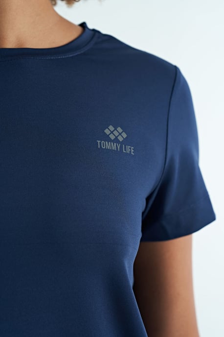 Women's relaxed crew neck T-shirt with side slits - Image 3