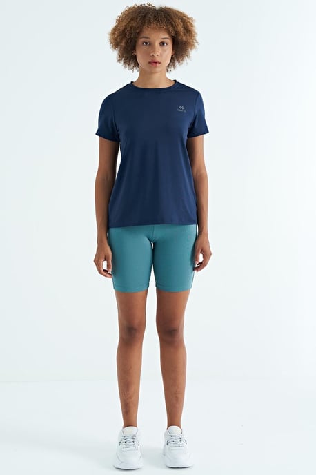 Women's relaxed crew neck T-shirt with side slits - Image 4