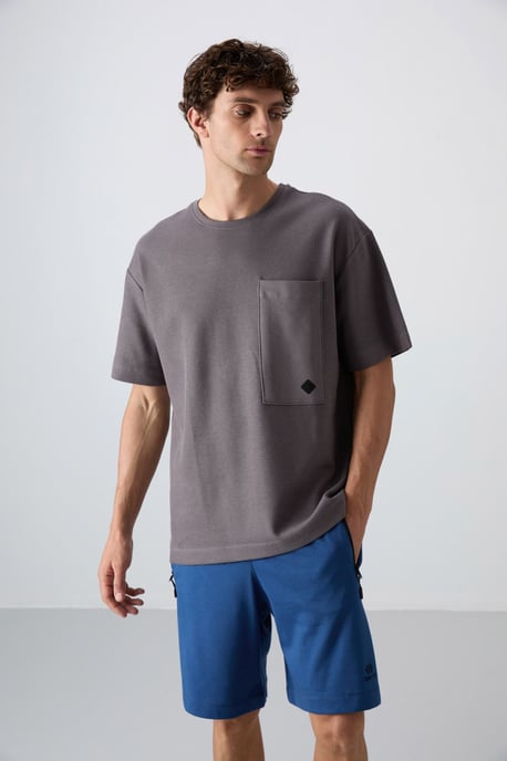 Oversized T-shirt i bomullsblandning med rund halsringning och ficka - Image 1
