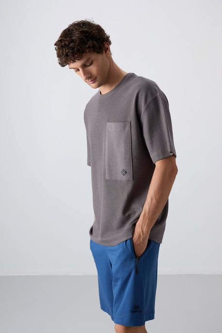 Oversized T-shirt i bomullsblandning med rund halsringning och ficka - Image 2