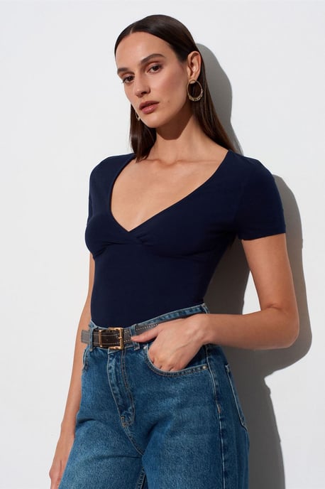 Fitted V-Neck Short-Sleeve T-Shirt - Image 4