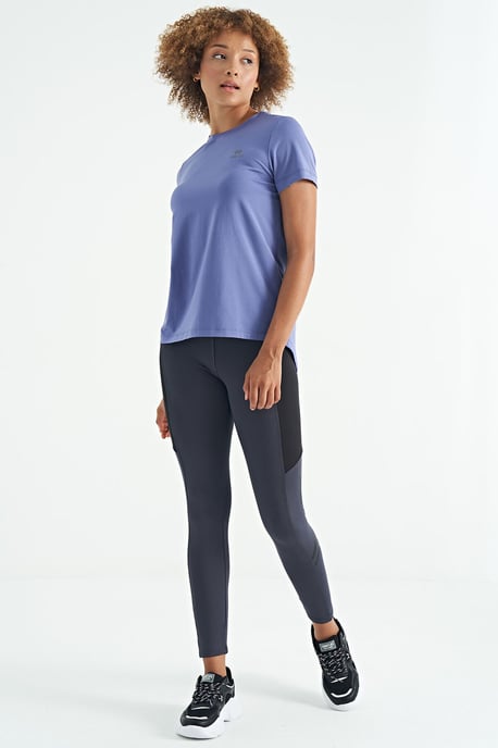 Women's relaxed crew neck T-shirt with side slits - Image 4