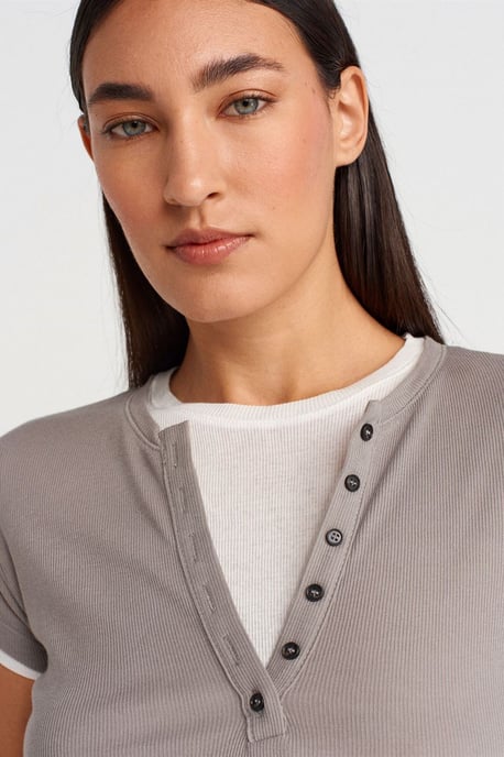 Dames Katoenen V-Hals Knop T-Shirt - Image 3