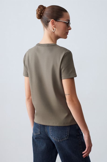 Dam T-shirt med rund halsringning i enfärgat utförande - Image 3