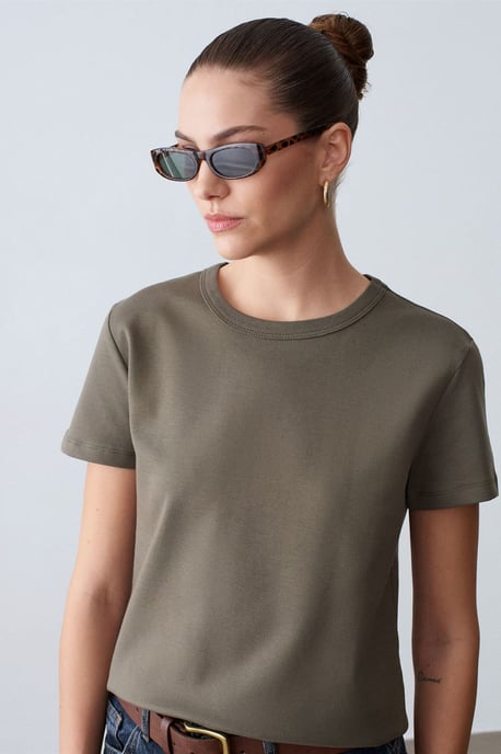 Dam T-shirt med rund halsringning i enfärgat utförande - Image 4