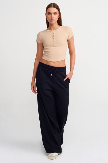 Kvinnors kortärmad slim-fit t-shirt med rund hals - Image 3