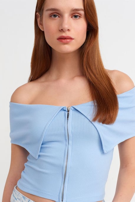 Women's Off-shoulder Crop T-shirt With Zipper - Image 4