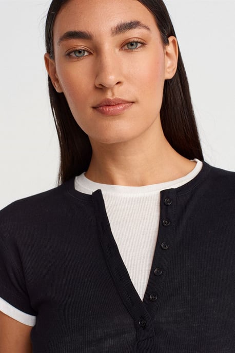 Dames Katoenen V-Hals Knop T-shirt - Image 2
